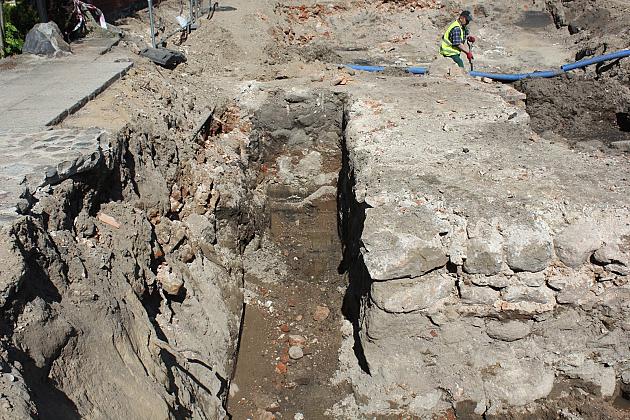 Na Waryńskiego odsłonięto fundamenty średniowiecznej baszty