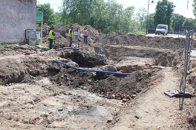 Na Waryńskiego odsłonięto fundamenty średniowiecznej baszty