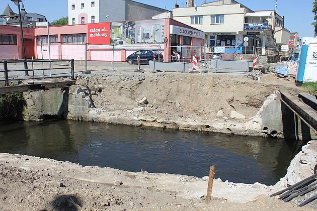 Na Waryńskiego odsłonięto fundamenty średniowiecznej baszty