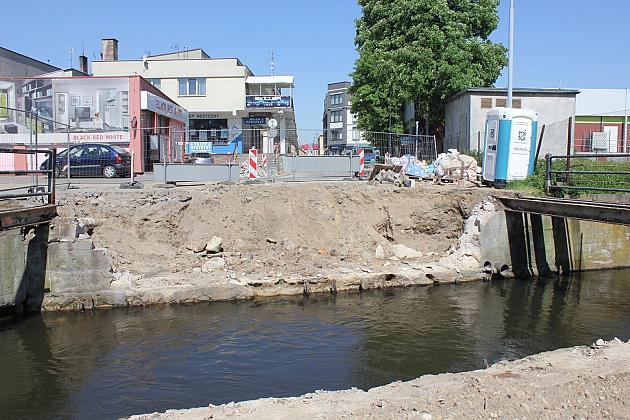 Na Waryńskiego odsłonięto fundamenty średniowiecznej baszty