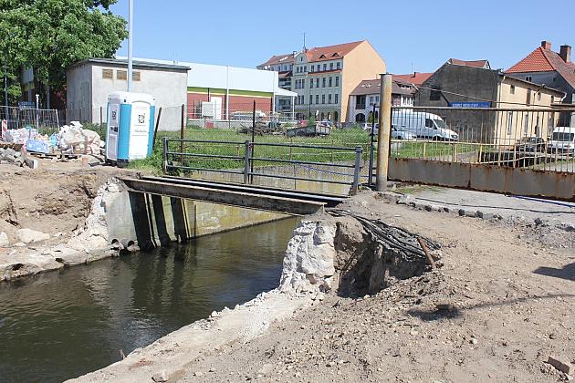 Na Waryńskiego odsłonięto fundamenty średniowiecznej baszty