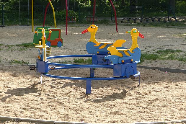 Nowe urządzenia na placu zabaw w Parku Chrobrego