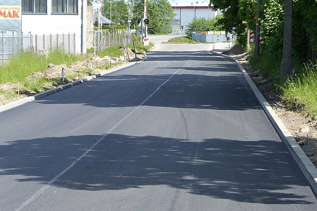 Asfalt zamiast betonowych płyt. Remont Zwarowskiej zakończony