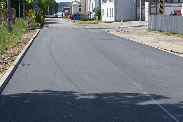 Asfalt zamiast betonowych płyt. Remont Zwarowskiej zakończony