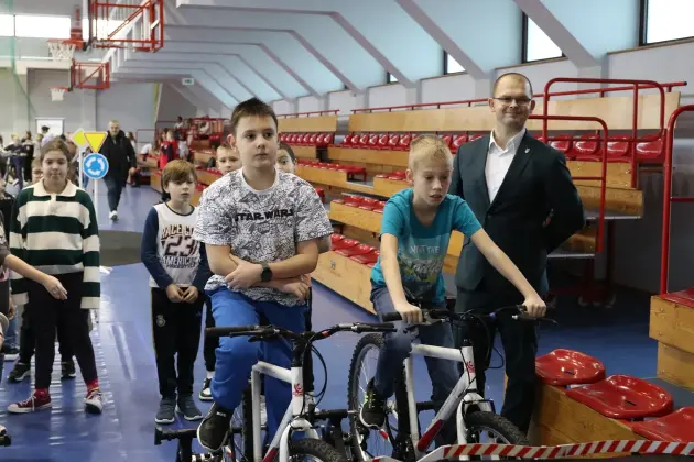 Edukacja przez zabawę – wyjątkowy piknik rowerowy dla czwartoklasistów