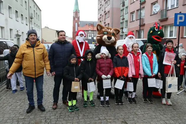 Uczennice z SP7 i uczniowie z Nowej Wsi Lęborskiej najszybsi w 33. Biegach Mikołajkowych w Lęborku