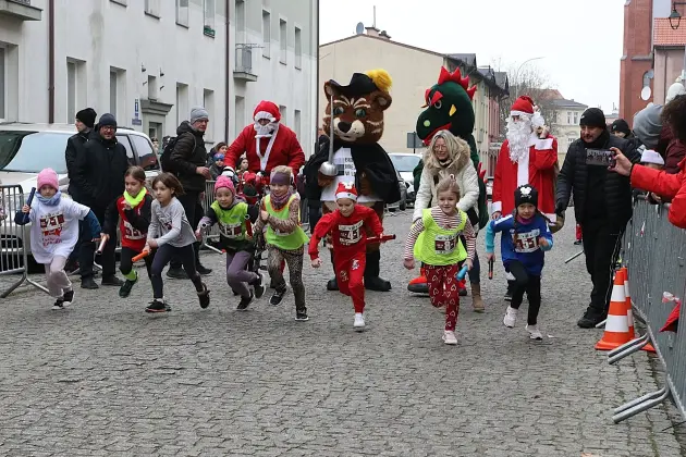Uczennice z SP7 i uczniowie z Nowej Wsi Lęborskiej najszybsi w 33. Biegach Mikołajkowych w Lęborku