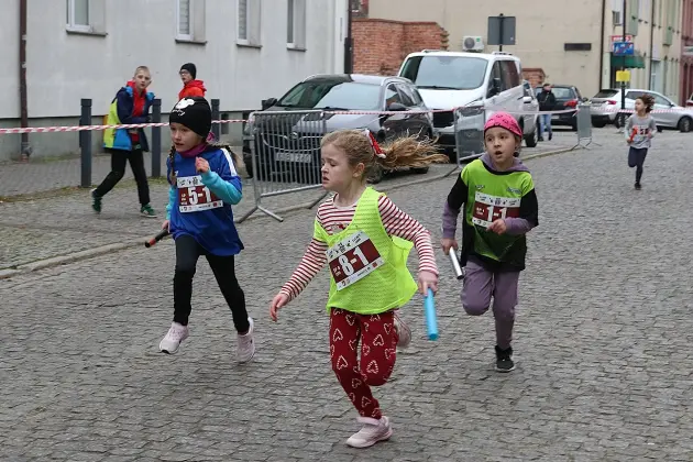 Uczennice z SP7 i uczniowie z Nowej Wsi Lęborskiej najszybsi w 33. Biegach Mikołajkowych w Lęborku