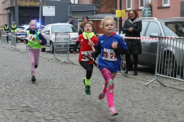 Uczennice z SP7 i uczniowie z Nowej Wsi Lęborskiej najszybsi w 33. Biegach Mikołajkowych w Lęborku