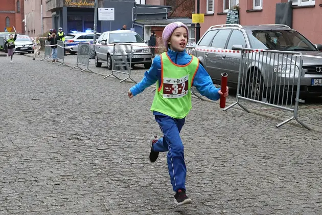 Uczennice z SP7 i uczniowie z Nowej Wsi Lęborskiej najszybsi w 33. Biegach Mikołajkowych w Lęborku