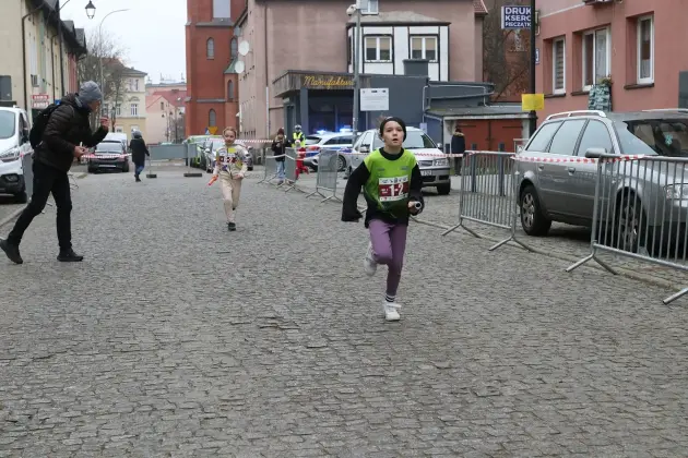 Uczennice z SP7 i uczniowie z Nowej Wsi Lęborskiej najszybsi w 33. Biegach Mikołajkowych w Lęborku