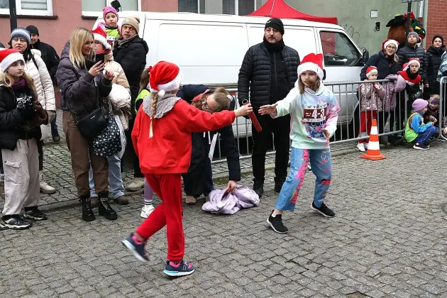 Uczennice z SP7 i uczniowie z Nowej Wsi Lęborskiej najszybsi w 33. Biegach Mikołajkowych w Lęborku