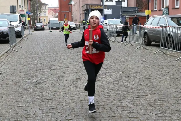 Uczennice z SP7 i uczniowie z Nowej Wsi Lęborskiej najszybsi w 33. Biegach Mikołajkowych w Lęborku