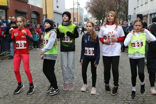 Uczennice z SP7 i uczniowie z Nowej Wsi Lęborskiej najszybsi w 33. Biegach Mikołajkowych w Lęborku