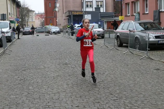 Uczennice z SP7 i uczniowie z Nowej Wsi Lęborskiej najszybsi w 33. Biegach Mikołajkowych w Lęborku