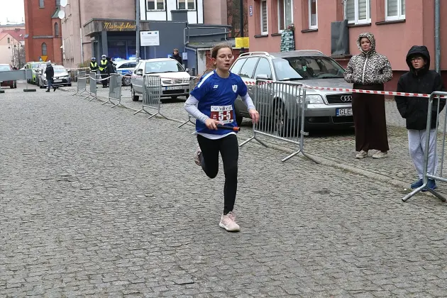 Uczennice z SP7 i uczniowie z Nowej Wsi Lęborskiej najszybsi w 33. Biegach Mikołajkowych w Lęborku