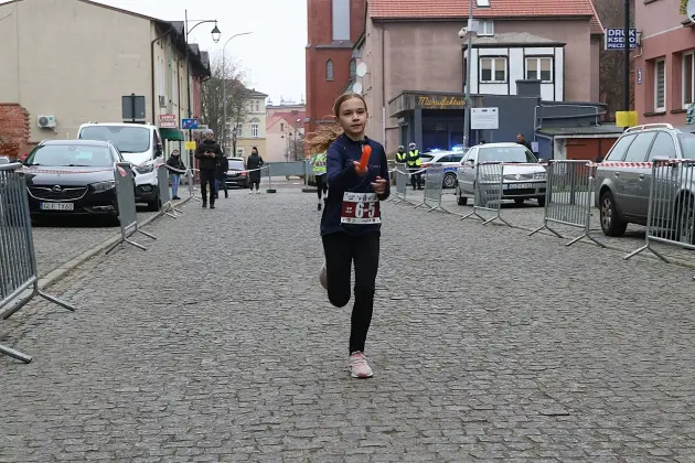 Uczennice z SP7 i uczniowie z Nowej Wsi Lęborskiej najszybsi w 33. Biegach Mikołajkowych w Lęborku