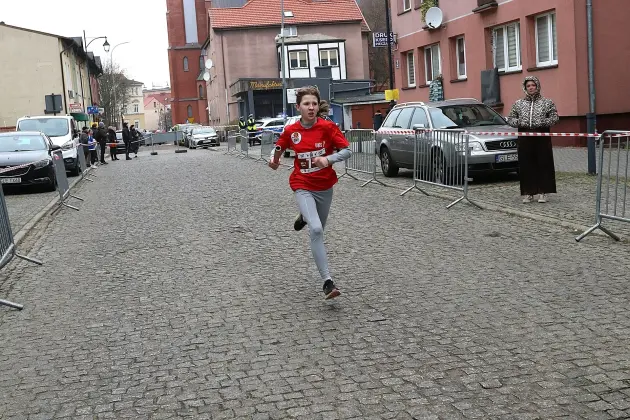 Uczennice z SP7 i uczniowie z Nowej Wsi Lęborskiej najszybsi w 33. Biegach Mikołajkowych w Lęborku