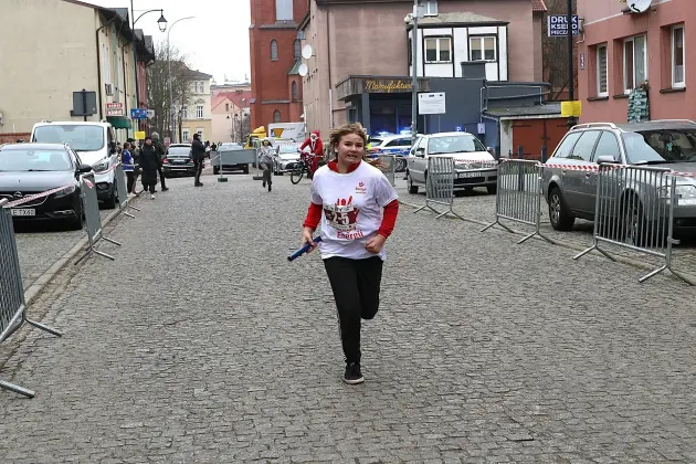 Uczennice z SP7 i uczniowie z Nowej Wsi Lęborskiej najszybsi w 33. Biegach Mikołajkowych w Lęborku