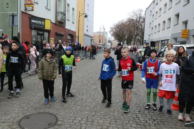 Uczennice z SP7 i uczniowie z Nowej Wsi Lęborskiej najszybsi w 33. Biegach Mikołajkowych w Lęborku