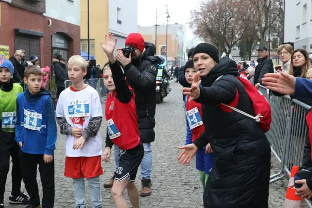 Uczennice z SP7 i uczniowie z Nowej Wsi Lęborskiej najszybsi w 33. Biegach Mikołajkowych w Lęborku