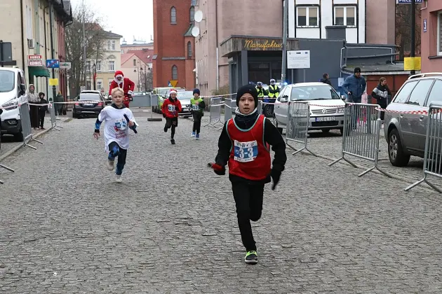 Uczennice z SP7 i uczniowie z Nowej Wsi Lęborskiej najszybsi w 33. Biegach Mikołajkowych w Lęborku