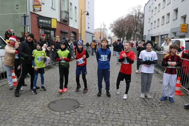 Uczennice z SP7 i uczniowie z Nowej Wsi Lęborskiej najszybsi w 33. Biegach Mikołajkowych w Lęborku