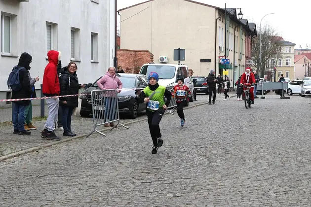 Uczennice z SP7 i uczniowie z Nowej Wsi Lęborskiej najszybsi w 33. Biegach Mikołajkowych w Lęborku