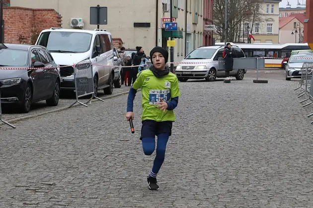 Uczennice z SP7 i uczniowie z Nowej Wsi Lęborskiej najszybsi w 33. Biegach Mikołajkowych w Lęborku