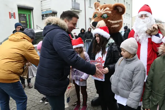 Uczennice z SP7 i uczniowie z Nowej Wsi Lęborskiej najszybsi w 33. Biegach Mikołajkowych w Lęborku