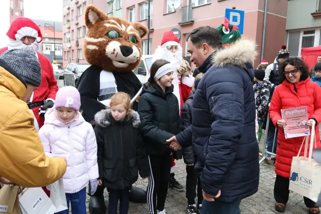 Uczennice z SP7 i uczniowie z Nowej Wsi Lęborskiej najszybsi w 33. Biegach Mikołajkowych w Lęborku
