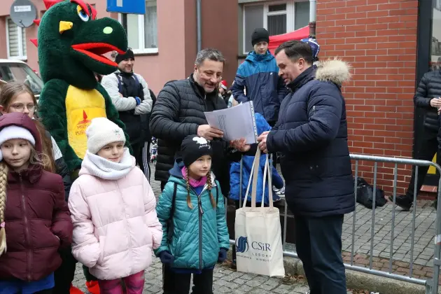 Uczennice z SP7 i uczniowie z Nowej Wsi Lęborskiej najszybsi w 33. Biegach Mikołajkowych w Lęborku