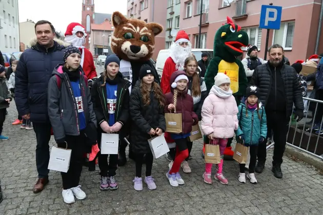 Uczennice z SP7 i uczniowie z Nowej Wsi Lęborskiej najszybsi w 33. Biegach Mikołajkowych w Lęborku