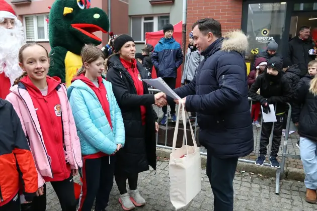 Uczennice z SP7 i uczniowie z Nowej Wsi Lęborskiej najszybsi w 33. Biegach Mikołajkowych w Lęborku