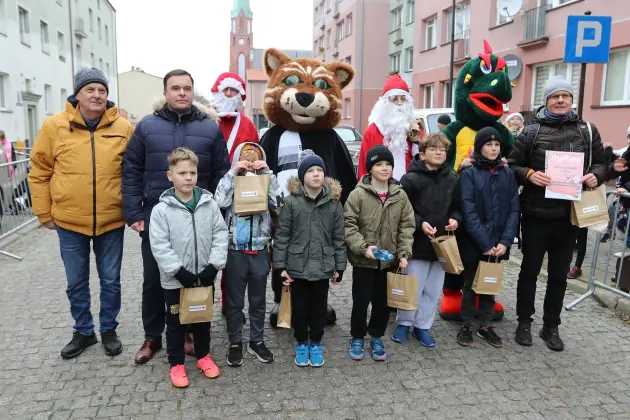 Uczennice z SP7 i uczniowie z Nowej Wsi Lęborskiej najszybsi w 33. Biegach Mikołajkowych w Lęborku