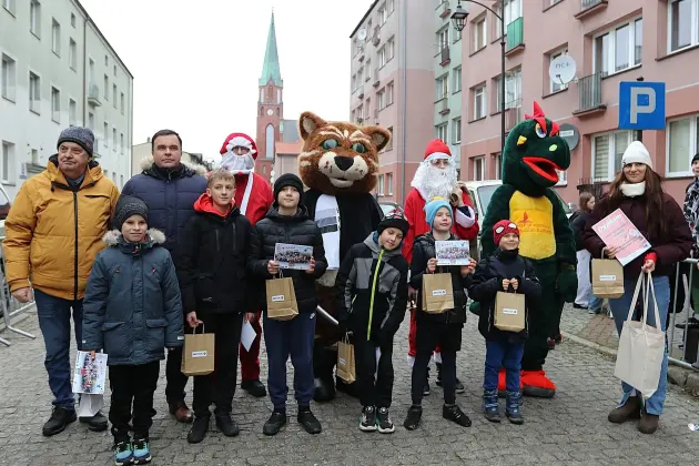 Uczennice z SP7 i uczniowie z Nowej Wsi Lęborskiej najszybsi w 33. Biegach Mikołajkowych w Lęborku