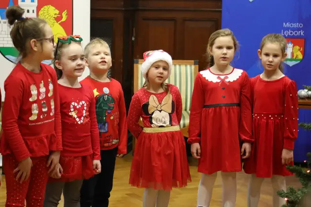 Małe rączki, wielka magia – choinka w Ratuszu udekorowana!