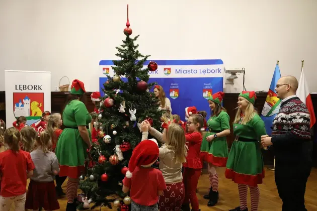 Małe rączki, wielka magia – choinka w Ratuszu udekorowana!