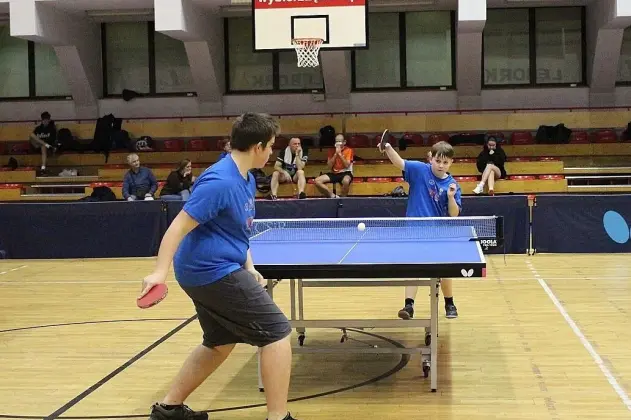 Tenis stołowy łączy pokolenia: od 10 do 83 lat na lęborskich mistrzostwach