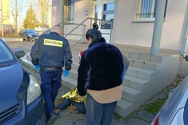Apel służb miejskich o zwracanie uwagi na osoby potrzebujące pomocy