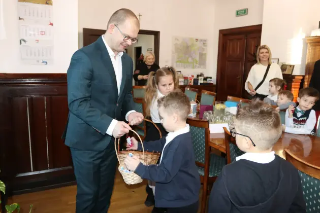 Kolędowanie burmistrza z przedszkolakami