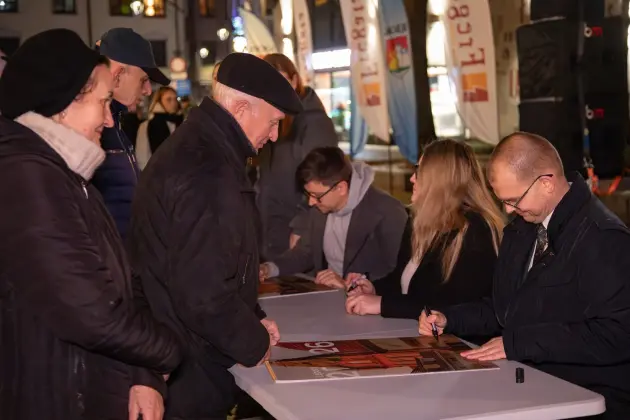 Miejskie kalendarze Lęborka na 2026 rok trafiły do mieszkańców