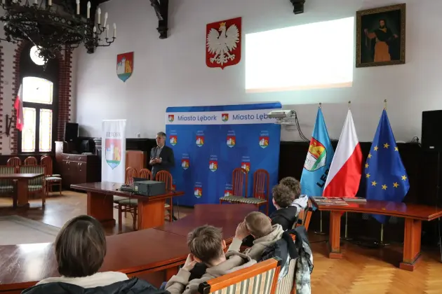 W ratuszu lekcja obywatelska dla uczniów Społecznej Językowej Szkoły Podstawowej