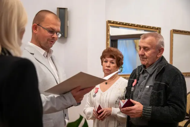 Złote Gody w lęborskim ratuszu – dwie pary świętowały 50-lecie małżeństwa