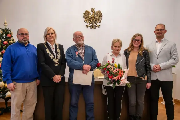 Złote Gody w lęborskim ratuszu – dwie pary świętowały 50-lecie małżeństwa