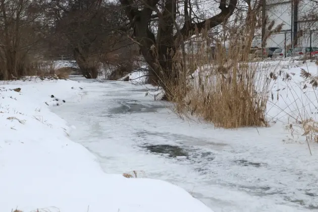 Koparki w akcji. Kruszenie grubego lodu na rzece Okalicy