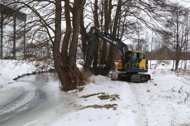Koparki w akcji. Kruszenie grubego lodu na rzece Okalicy