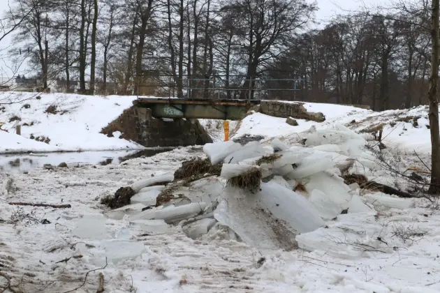 Koparki w akcji. Kruszenie grubego lodu na rzece Okalicy