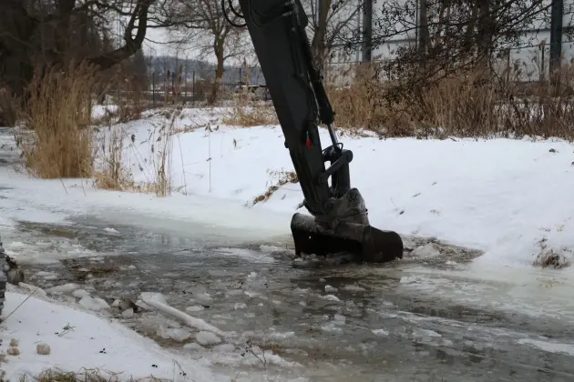 Koparki w akcji. Kruszenie grubego lodu na rzece Okalicy