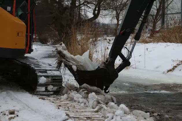 Koparki w akcji. Kruszenie grubego lodu na rzece Okalicy
